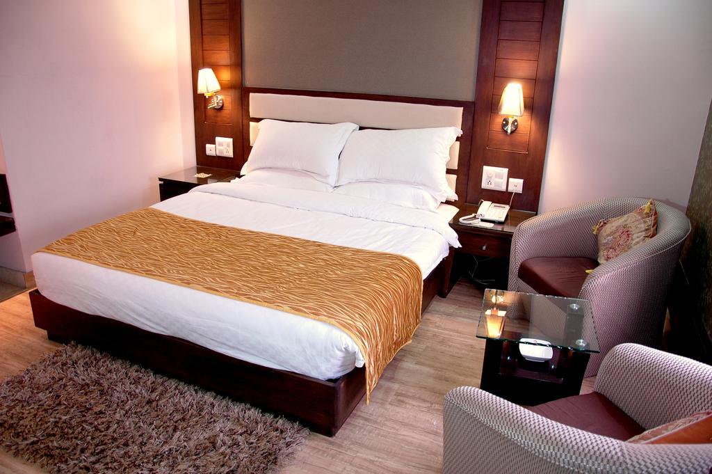 Hotel Palmdale Zirakpur Екстер'єр фото