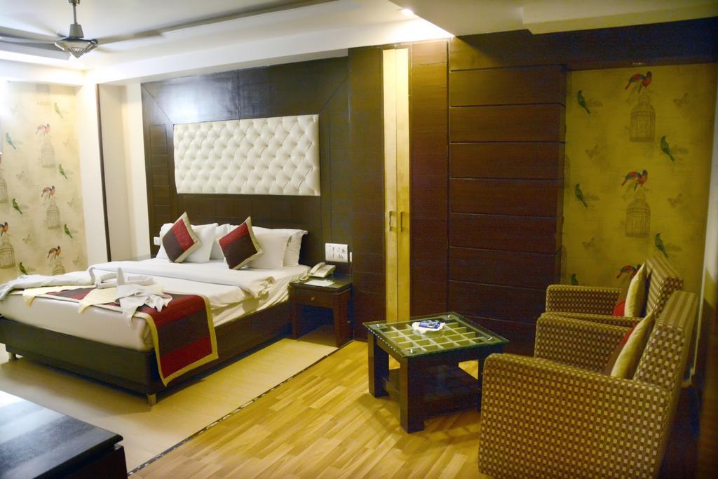 Hotel Palmdale Zirakpur Екстер'єр фото
